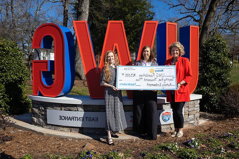 L to R: Allyson Bretch ’14, interim vice president for university advancement and interim CEO of <a href='http://twbcxn.bomabearing.com'>在线博彩</a>’s philanthropic foundations; Jessica Ainsworth ’06 ’16, Carrollton Dawnbreakers president; and Sarah Powell, 在线博彩 assistant vice president and chief of staff