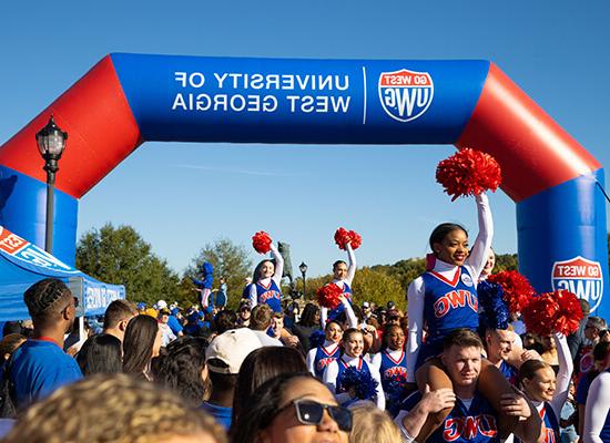 在线博彩 cheerleaders and fans at game day