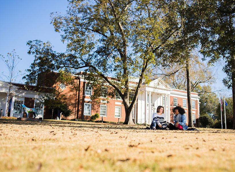 students sitting outside in front of 在线博彩 Newnan